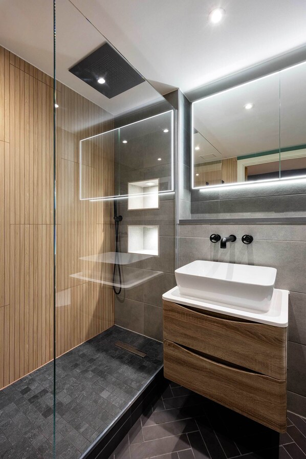 Shower, hair dryer, towels - Old Town Chic, by Veeve (London)