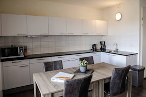 Fridge, microwave, stovetop, coffee/tea maker - Appartement 20 Wemeldinge (Wemeldinge)