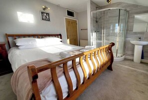 3 bedrooms, iron/ironing board, free WiFi