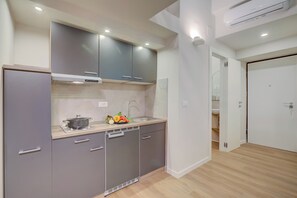 Een koelkast, een microgolfoven, een kookplaat, een vaatwasser