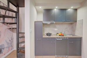 Een koelkast, een microgolfoven, een kookplaat, een vaatwasser