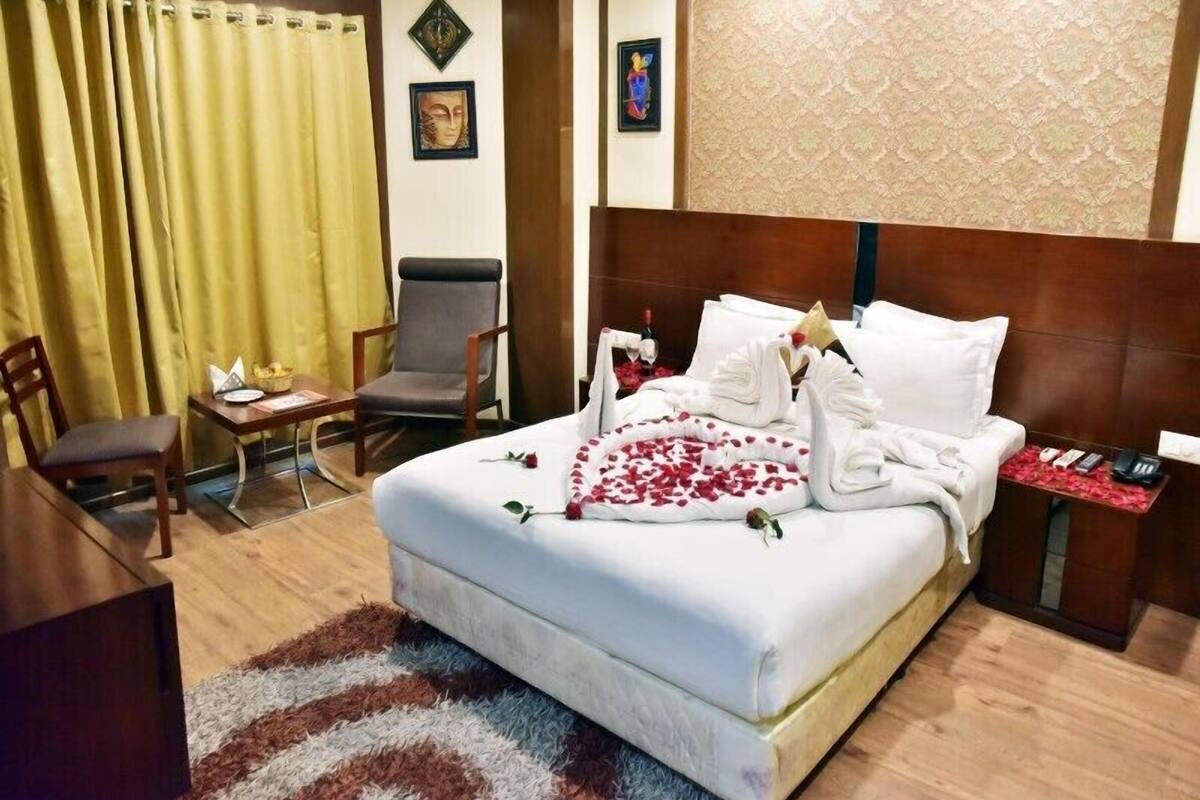 Premium Double Room | Soundproofing, iron/ironing board