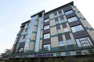 Un edificio de varios pisos con fachada a cuadros y un letrero que dice