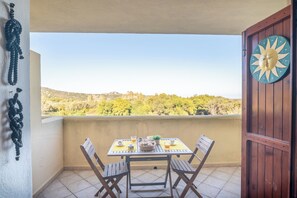 Outdoor dining - Mono Gambero Eucalyptus 241 (Golfo Aranci)