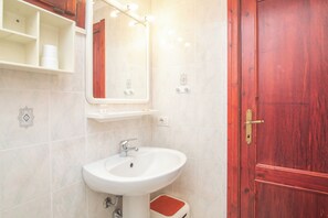 Douche, bidet, serviettes fournies, savon