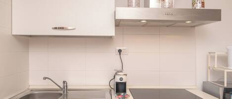 Kjøleskap, mikrobølgeovn, kokeplater og kaffetrakter/tekoker