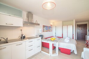 Fridge, microwave, stovetop, coffee/tea maker - Mono Gambero Eucalyptus 241 (Golfo Aranci)