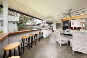 Outdoor dining - Central Entertainer's Paradise - Stunning three bedroom classic in the heart of Wodonga (Wodonga)