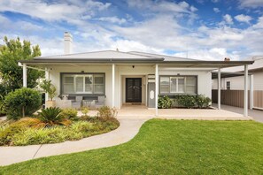 Exterior - Central Entertainer's Paradise - Stunning three bedroom classic in the heart of Wodonga (Wodonga)