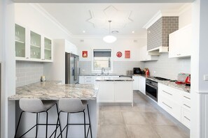 Microwave, oven, stovetop, dishwasher - Central Entertainer's Paradise - Stunning three bedroom classic in the heart of Wodonga (Wodonga)