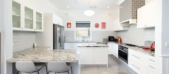 Central Entertainer's Paradise - Stunning three bedroom classic in the heart of Wodonga