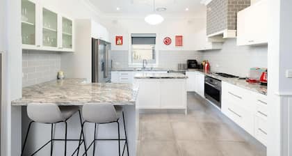 Central Entertainer's Paradise - Stunning three bedroom classic in the heart of Wodonga
