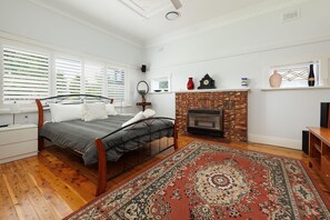 3 bedrooms, iron/ironing board, Internet, bed sheets - Central Entertainer's Paradise - Stunning three bedroom classic in the heart of Wodonga (Wodonga)
