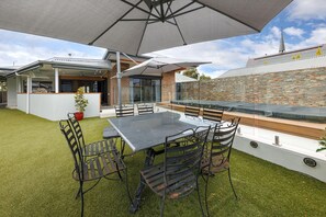 Outdoor dining - Central Entertainer's Paradise - Stunning three bedroom classic in the heart of Wodonga (Wodonga)