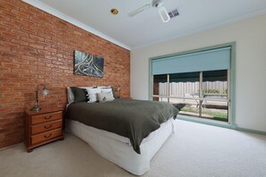 4 bedrooms, iron/ironing board, Internet, bed sheets