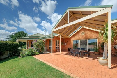 Haldon House - Spacious four bedroom, two bathroom property