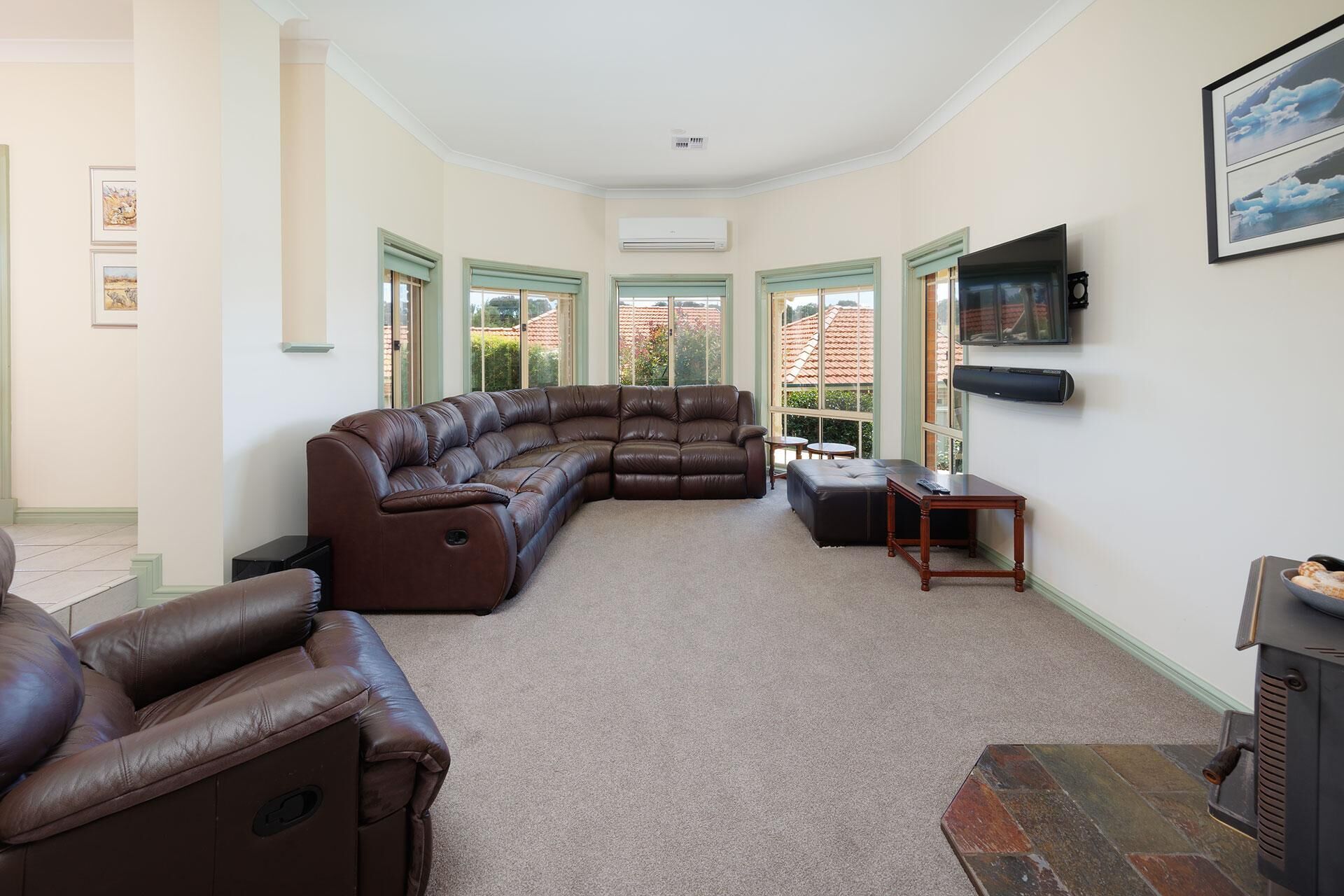 Tv, eldstad och böcker