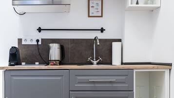 Comfort appartement | Privékeuken | Een minikoelkast, een microgolfoven, een kookplaat, een vaatwasser