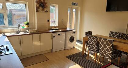 5-bed House With Separate Living Room