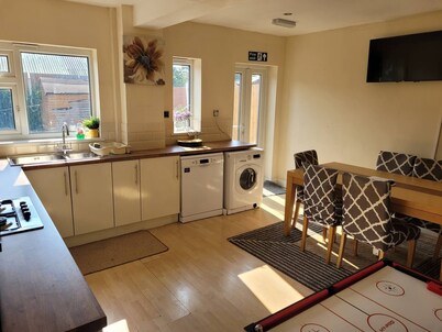 5-bed House With Separate Living Room