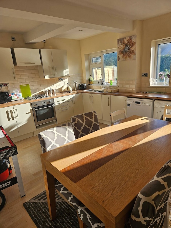 House | Private kitchen | Fridge, microwave, oven, stovetop