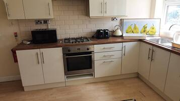 Rumah | Dapur pribadi | Lemari es, microwave, oven, dan kompor