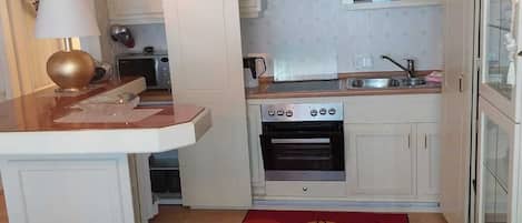 Fridge, oven, dishwasher, coffee/tea maker
