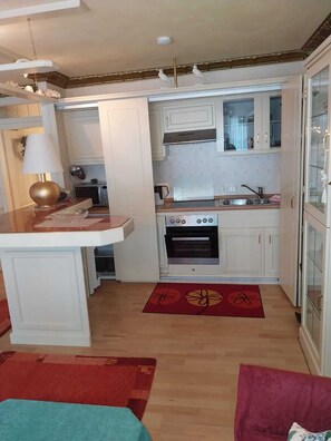 Kühlschrank, Ofen, Geschirrspüler, Wasserkocher mit Kaffee-/Teezubehör