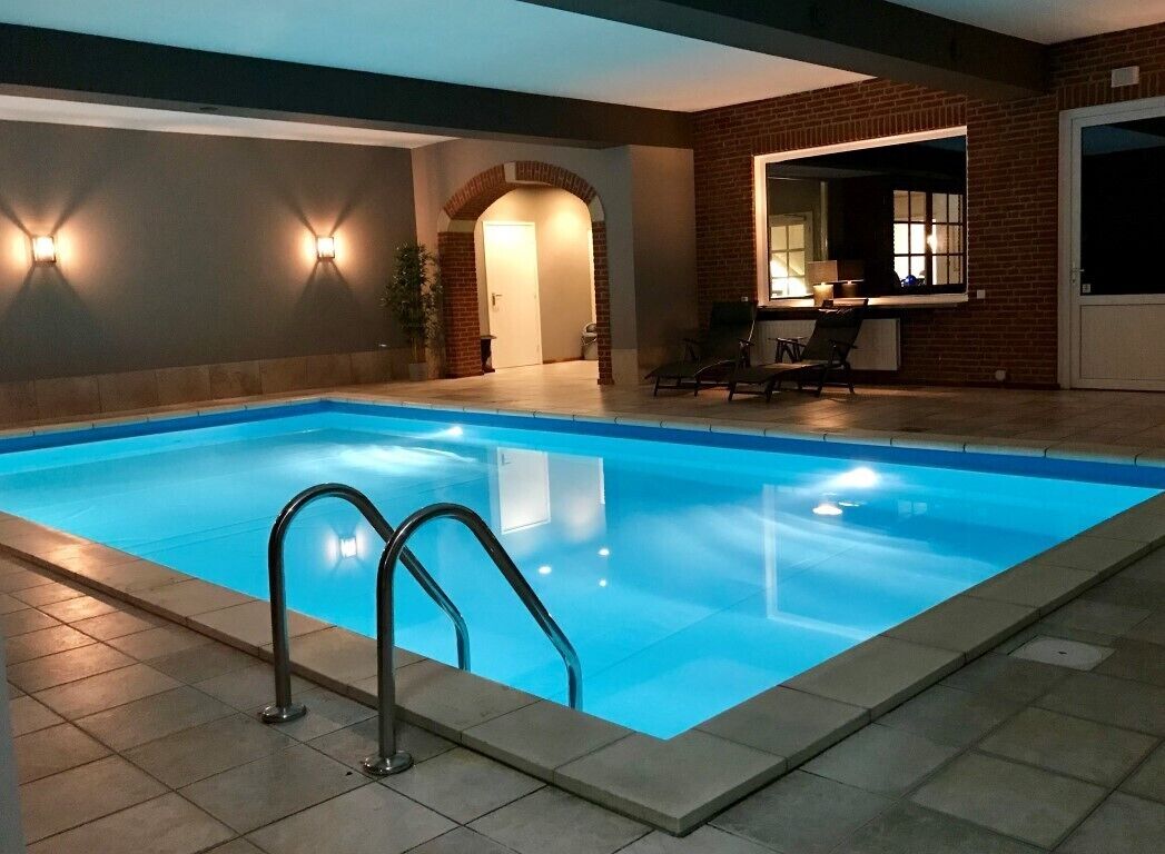Indoor pool, pool loungers