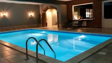 Hồ bơi trong nhà, ghế dài tắm nắng