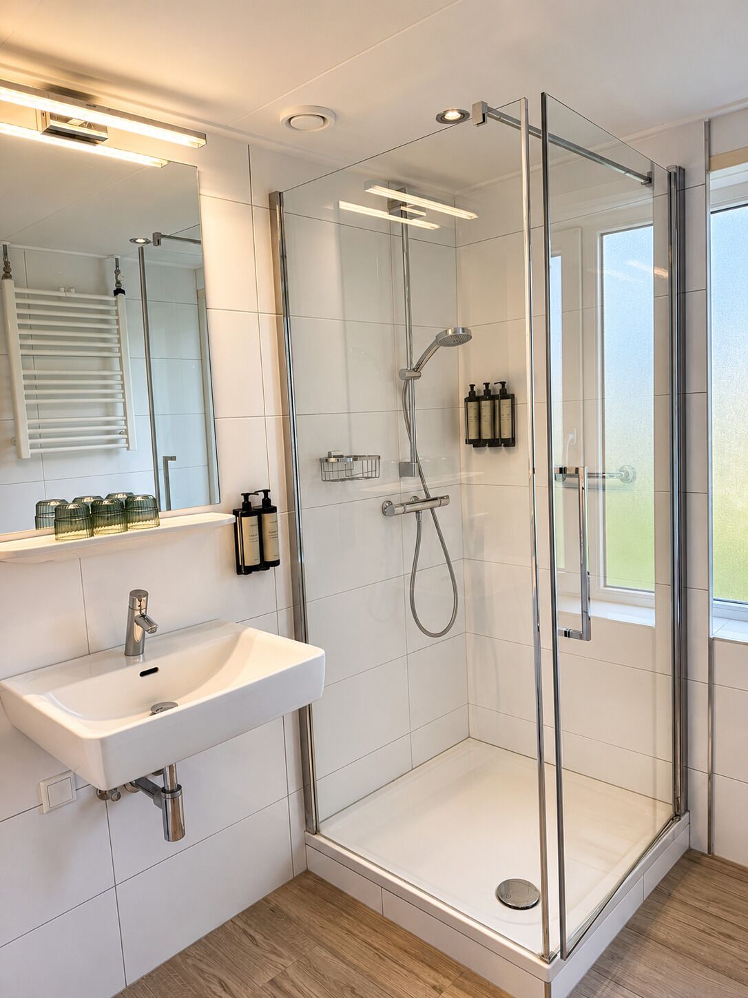 Habitación Deluxe | Baño | Amenidades de baño gratuitas, secadora de cabello, toallas, jabón 