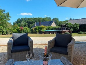 Property grounds - Chic cottage near Bourges with pool, AC, WiFi, and parking (Moulins-sur-Yèvre)