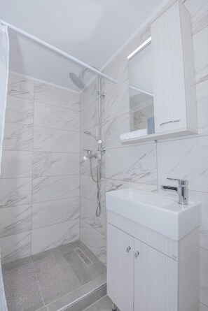 Bruser, hårtørrer, håndklæder, Toiletpapir