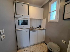 Refrigerador, microondas, horno y parrilla de estufa 