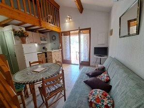 TV - Cozy 2-Bedroom House with Mezzanine, Terrace, and Garden – Sleeps 6, Near Beach (Marseillan-Plage)
