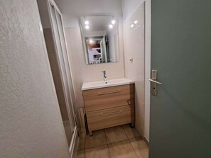 Bathroom - Cozy 2-Bedroom House with Mezzanine, Terrace, and Garden – Sleeps 6, Near Beach (Marseillan-Plage)