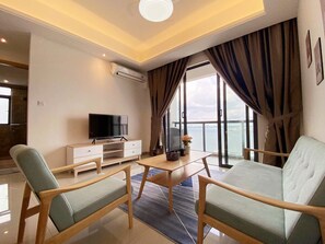 Luksusleilighet, 2 soverom, sjøutsikt | Oppholdsområde | En 43-tommers smart-TV med kabel-kanaler samt Netflix