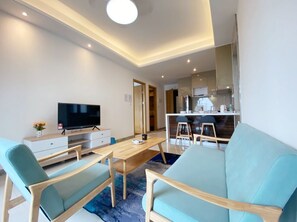 Apartament de luxe, 1 llit de matrimoni gran, balcó, vistes a l'oceà | Sala d'estar | Televisor intel·ligent de 43 polzades amb canals per cable i Netflix 