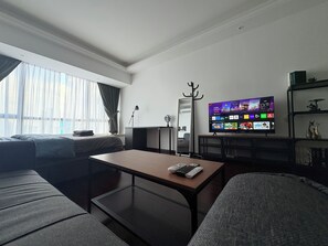 Apartemen Comfort, 1 Tempat Tidur King | Area keluarga | Smart TV 43-inci dengan saluran TV kabel, Netflix, dan layanan streaming