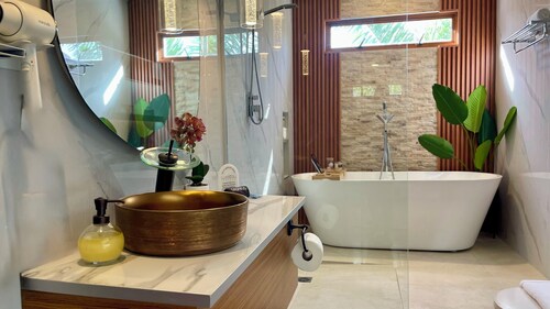 Pearl-Safe, gated condo near airport, beaches and supermarkets, with spa tub