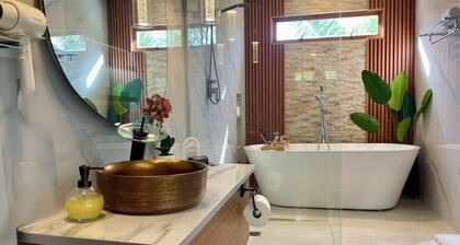 Pearl-Safe, gated condo near airport, beaches and supermarkets, with spa tub