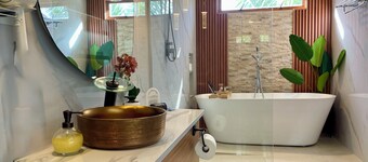 Pearl-Safe, gated condo near airport, beaches and supermarkets, with spa tub