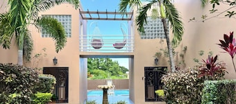 Pearl- Modern Luxurious 3 bedroom condo with tub