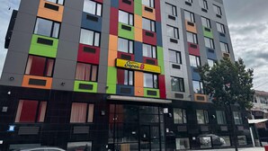 A multi-story building with colorful facades and a sign reading "Super8 by Windrath". - Super 8 By Wyndham Brooklyn Fulton Street (Brooklyn)