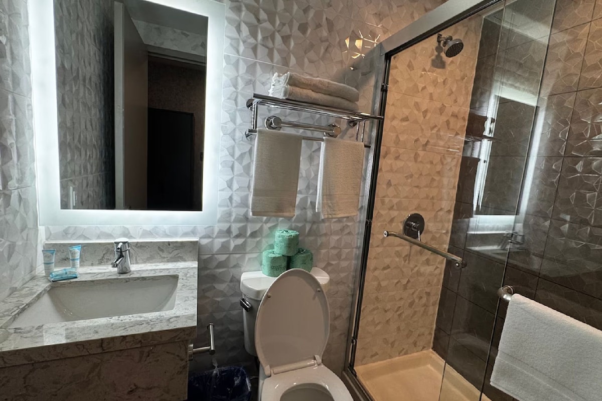 Ein Badezimmer mit Waschbecken, Toilette und Duschkabine.