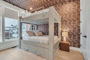 4 habitaciones, tabla de planchar con plancha, wifi y ropa de cama