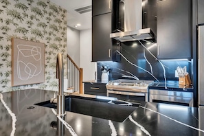 Fridge, microwave, oven, stovetop - Music City Loft w/ Rooftop + Views Near Broadway (Nashville)