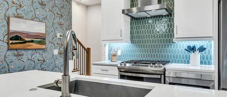 Refrigerador, microondas, horno y parrilla de estufa