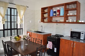 Fridge, microwave, oven, stovetop - Beautiful bed & breakfast with a Garden in charming Arusha (Arusha)