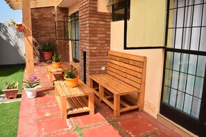 Terrace/patio - Beautiful bed & breakfast with a Garden in charming Arusha (Arusha)